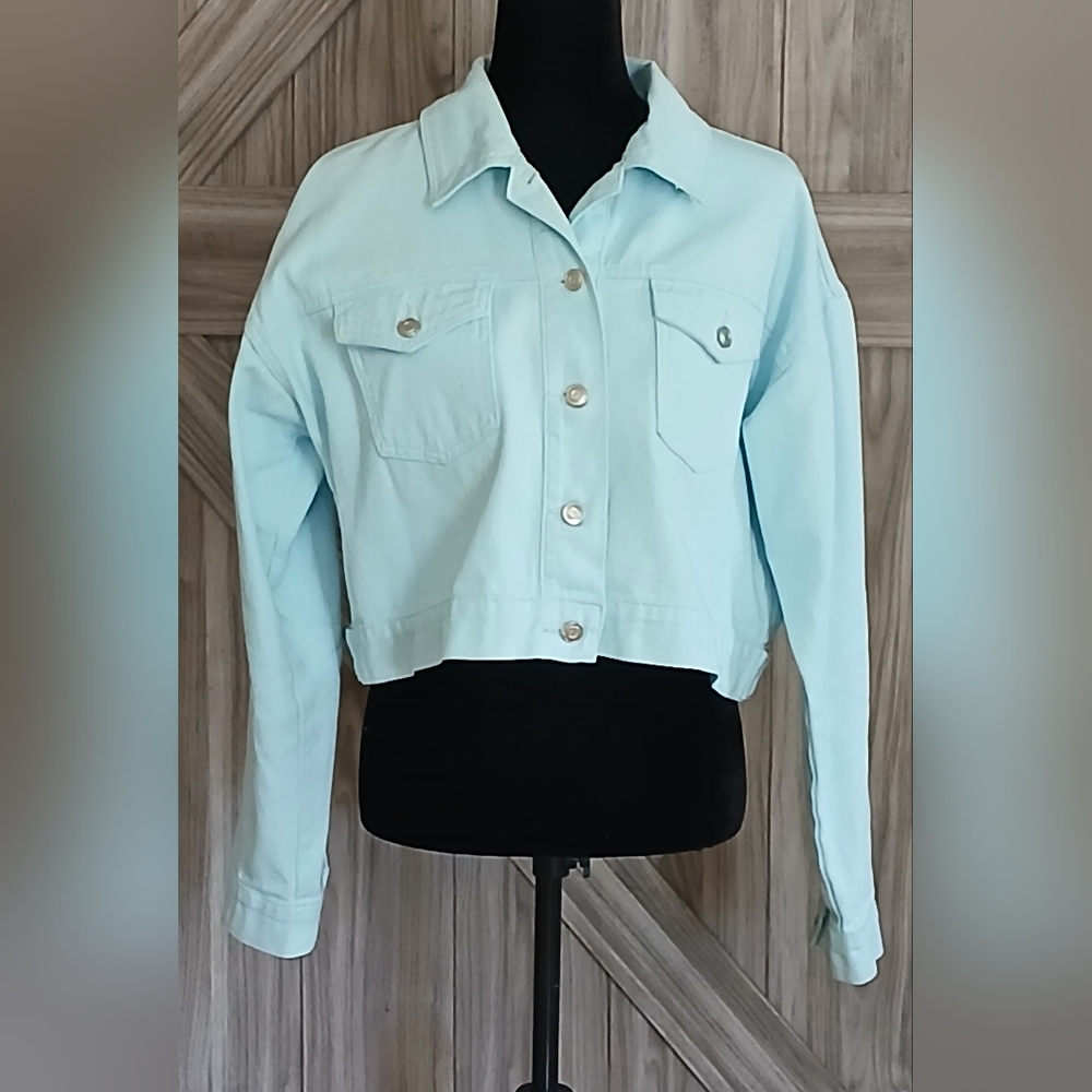 Forever 21 Women's Light Blue Denim Jacket. (Size Large)